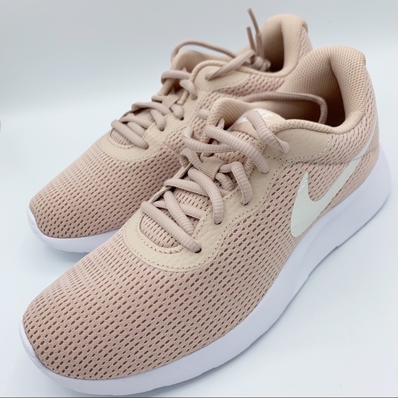 Nike women’s Tanjun New in Box - Picture 3 of 6
